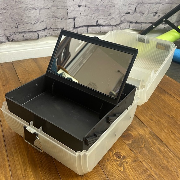 Vintage Sassaby makeup case frost white and black - Picture 3 of 8